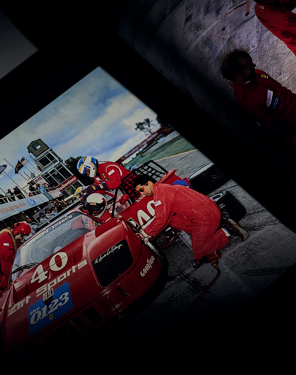 Pagina del libro con scena di pit stop della Ferrari F40 numero 40 Art Sports