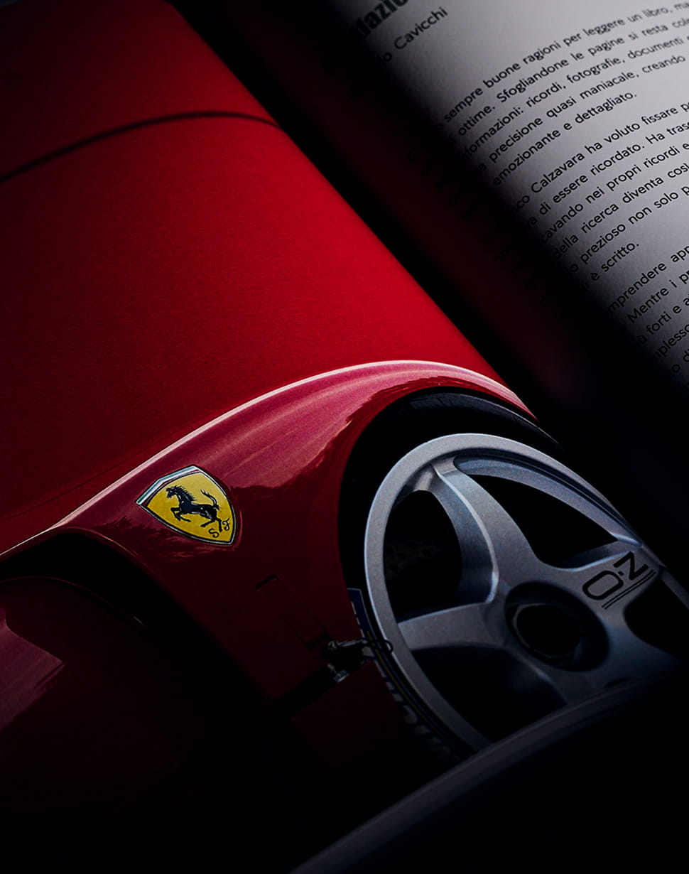 Pagina del libro con stemma Ferrari Cavallino Rampante sulla carrozzeria rossa della F40