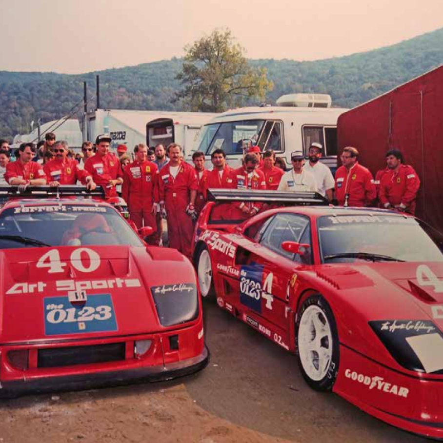 Team al completo schierato dietro le due Ferrari F40 Competizione numeri 40 e 4 nel paddock