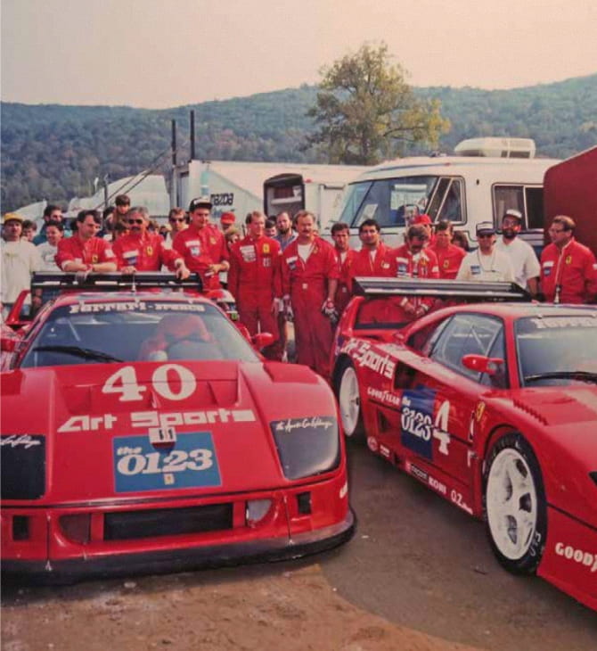 Team al completo schierato dietro le due Ferrari F40 Competizione numeri 40 e 4 nel paddock