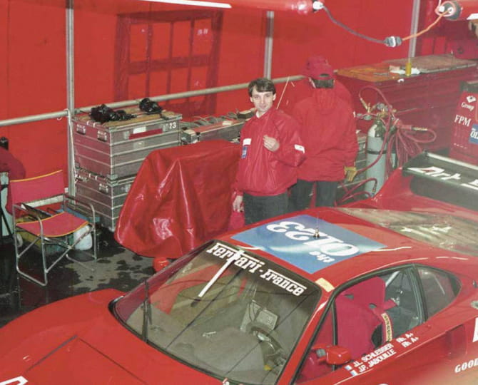 Francesco Calzavara in giacca rossa del team nel box del circuito con la Ferrari F40