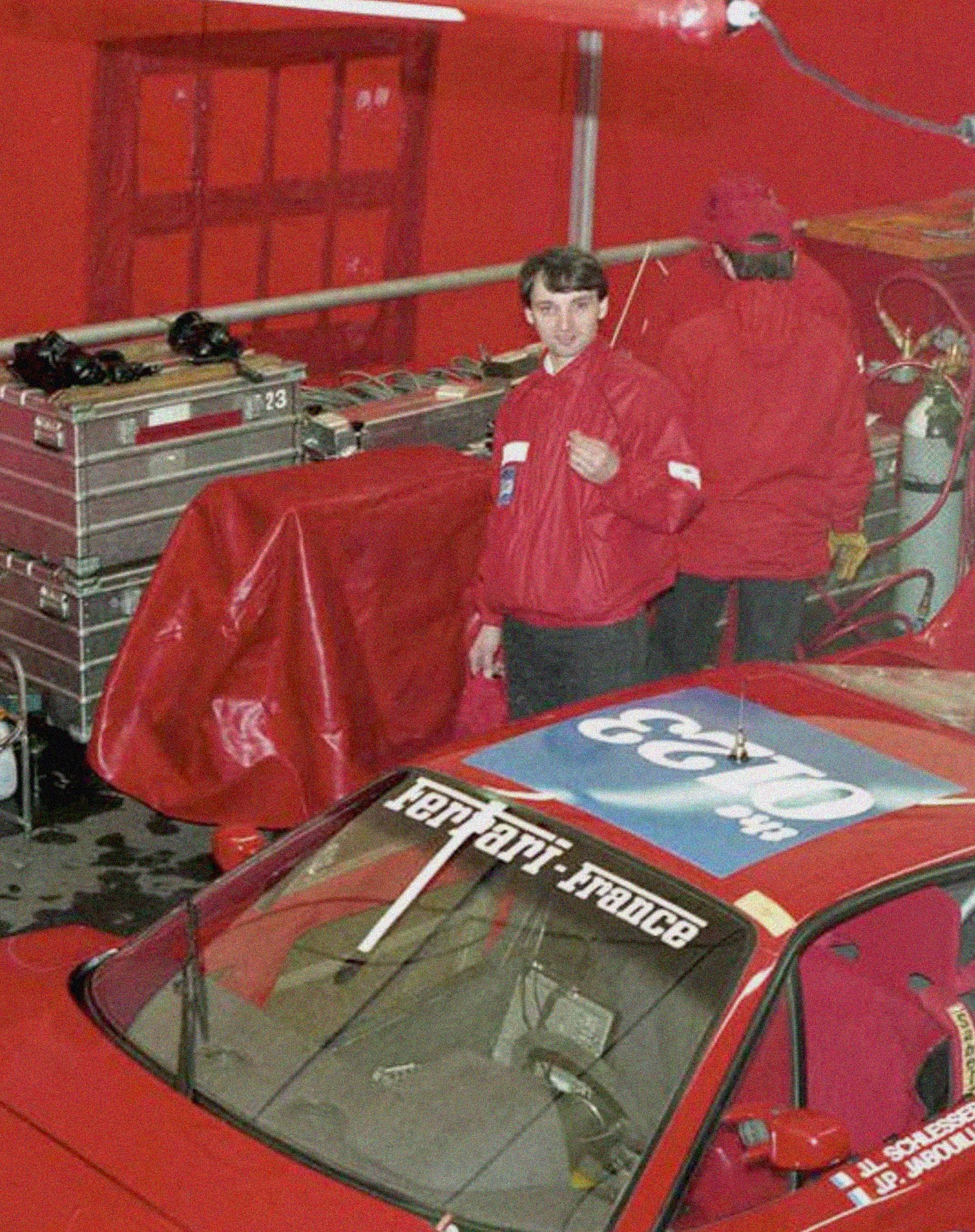 Francesco Calzavara in giacca rossa del team nel box con la Ferrari F40 Ferrari-France